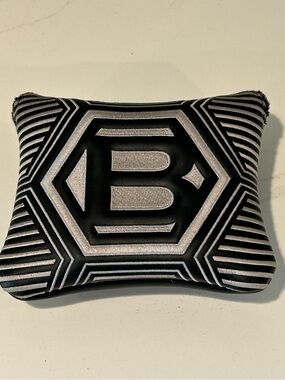 Bettinardi Inovai Putter Headcover 
Black /Silver  Quilted Pillow magnetic close